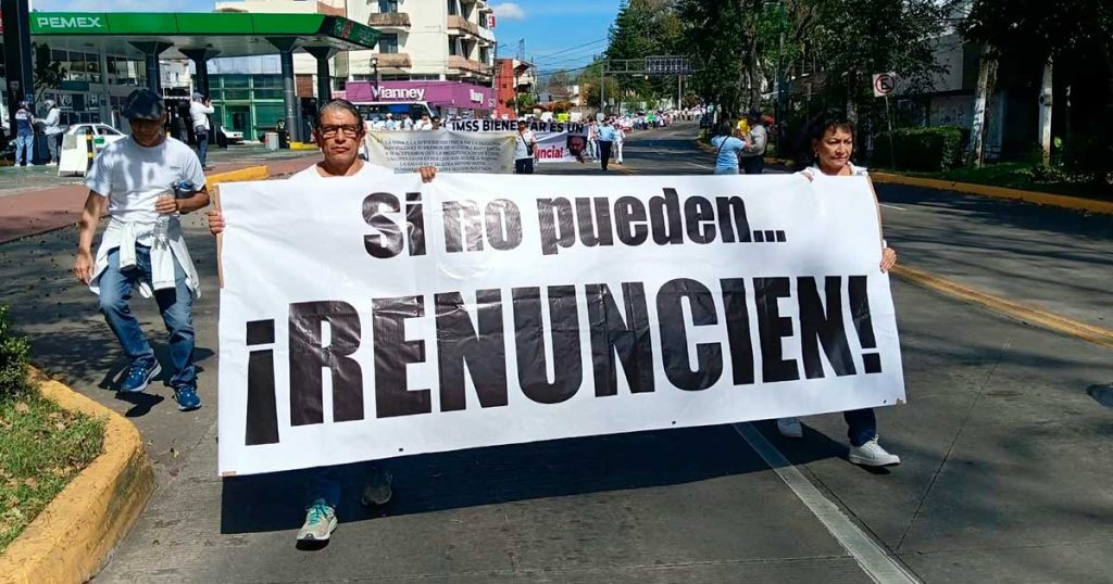 Con marcha, exigen renuncia de Ramos Alor y denuncian crisis en el CAE de Xalapa Con marcha, exigen renuncia de Ramos Alor y denuncian crisis en el CAE de Xalapa