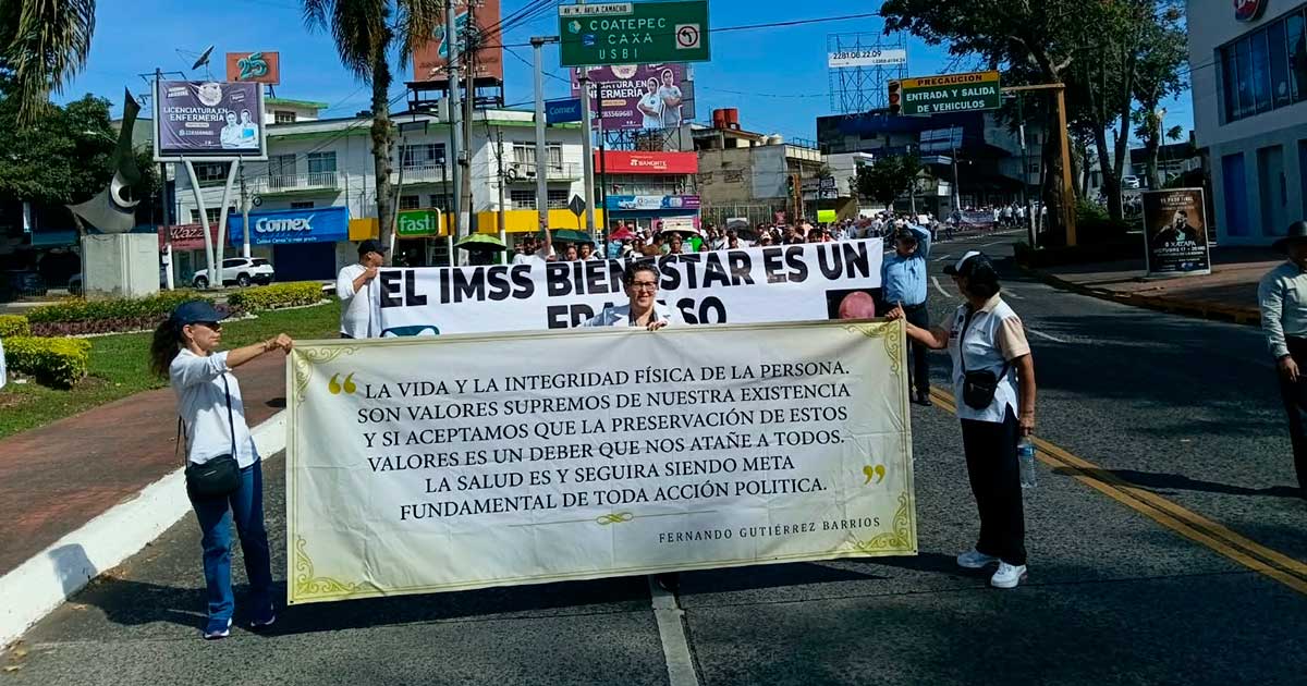 Con marcha, exigen renuncia de Ramos Alor y denuncian crisis en el CAE de Xalapa Con marcha, exigen renuncia de Ramos Alor y denuncian crisis en el CAE de Xalapa