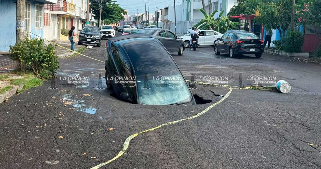 Socavón se traga un auto en la colonia Ruiz Cortines de Veracruz; conductor se salva de milagro