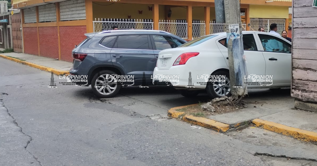 Choque entre dos vehículos deja daños materiales en la colonia Manuel Ávila Camacho