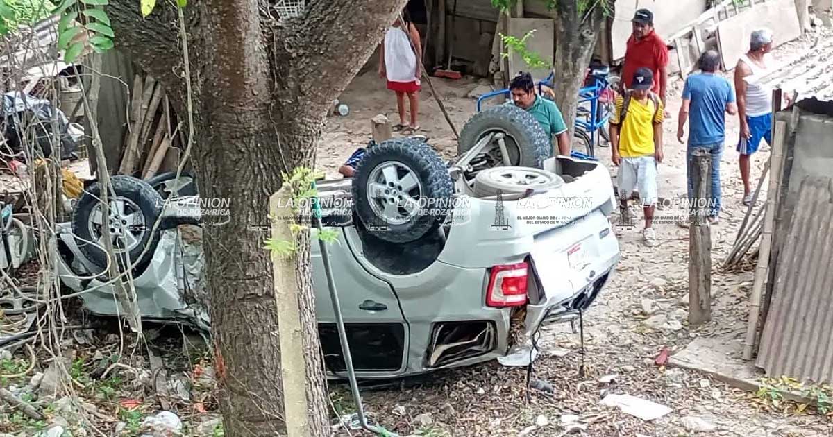 Cae camioneta al Fondo de un barranco