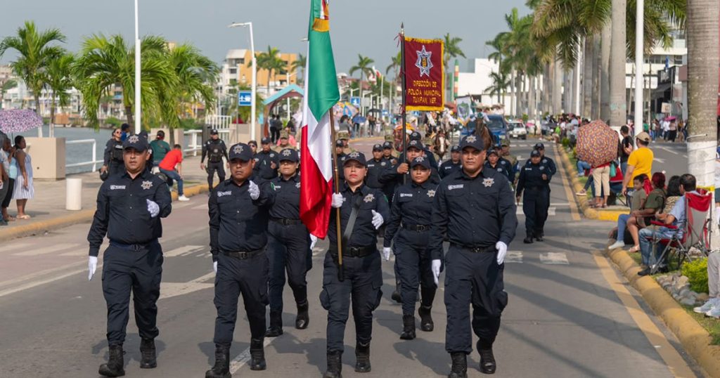 Tuxpan conmemora el 216 Aniversario de la Independencia de México con desfile cívico-militar Tuxpan conmemora el 216 Aniversario de la Independencia de México con desfile cívico-militar