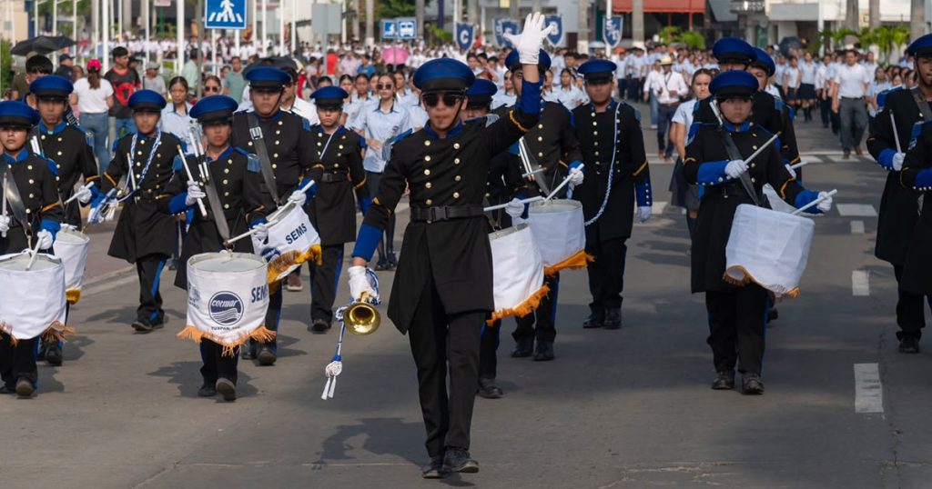 Tuxpan conmemora el 216 Aniversario de la Independencia de México con desfile cívico-militar Tuxpan conmemora el 216 Aniversario de la Independencia de México con desfile cívico-militar