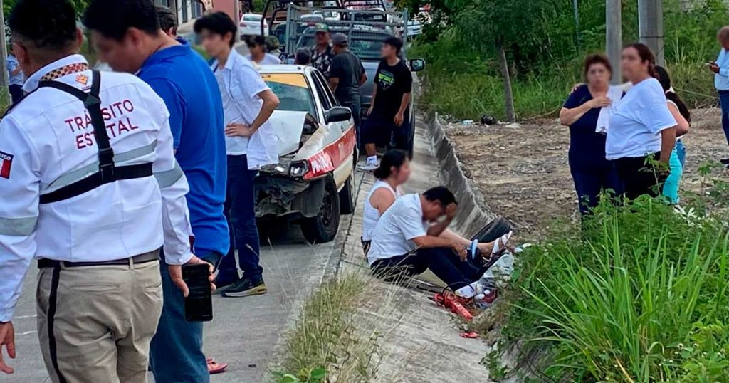 Fuerte choque frontal entre dos taxis deja daños materiales en el bulevar Bicentenario Fuerte choque frontal entre dos taxis deja daños materiales en el bulevar Bicentenario
