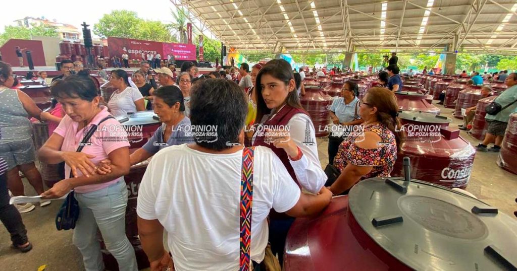 Encabeza Adanely Rodríguez entrega masiva de tinacos Encabeza Adanely Rodríguez entrega masiva de tinacos