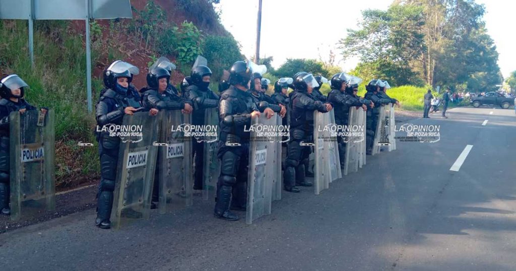 Bloquean carretera Xalapa-Coatepec; habitantes exigen rehabilitación del camino a Pacho Viejo